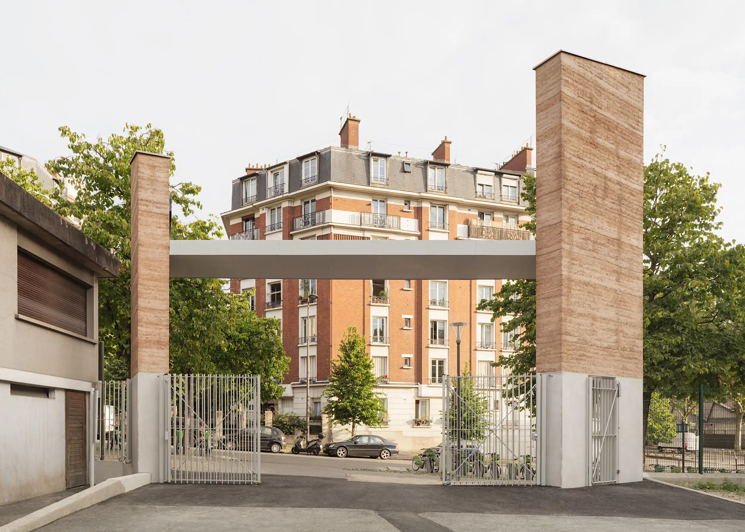 photographie de l'entrée avec en arrière plan les HBM